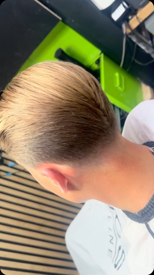 A blonde taper seen from behind.