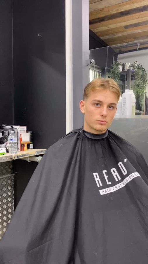 A client in the Read's cape, side on.